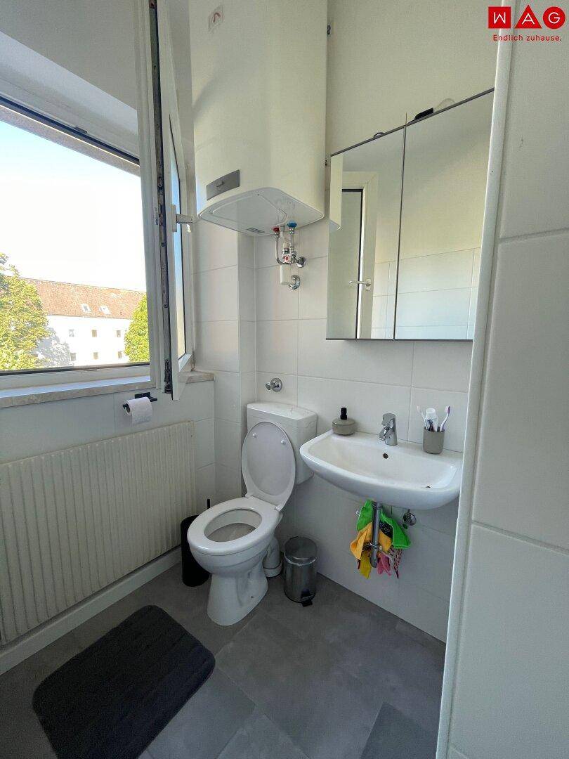 WC mit Waschbecken