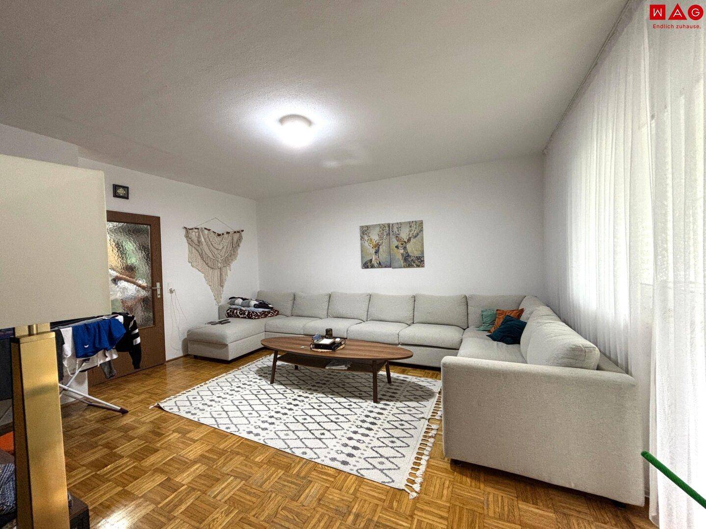Wohnzimmer mit Balkonzugang