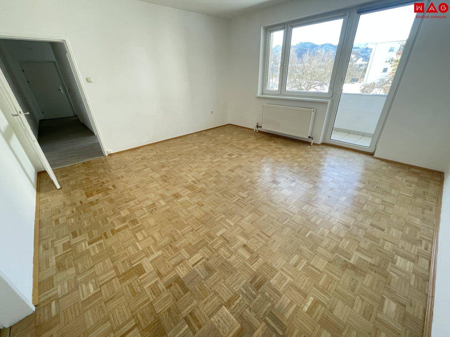 Wohnzimmer mit Balkon