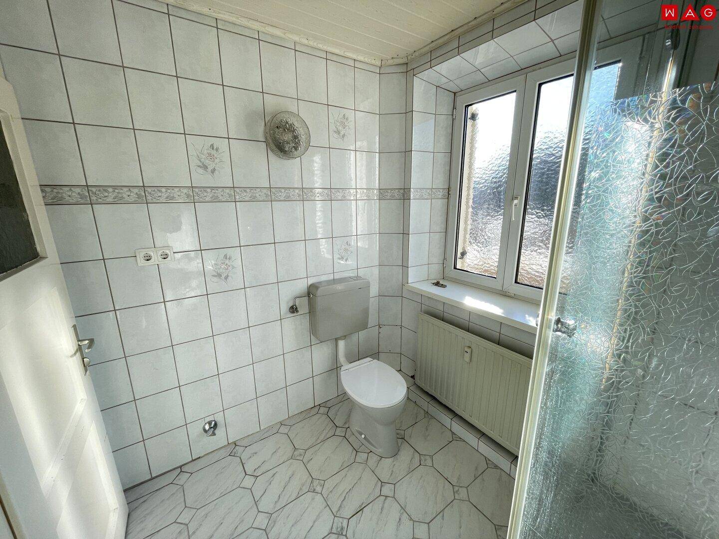 Badezimmer mit Dusche und Tageslichtfenster
