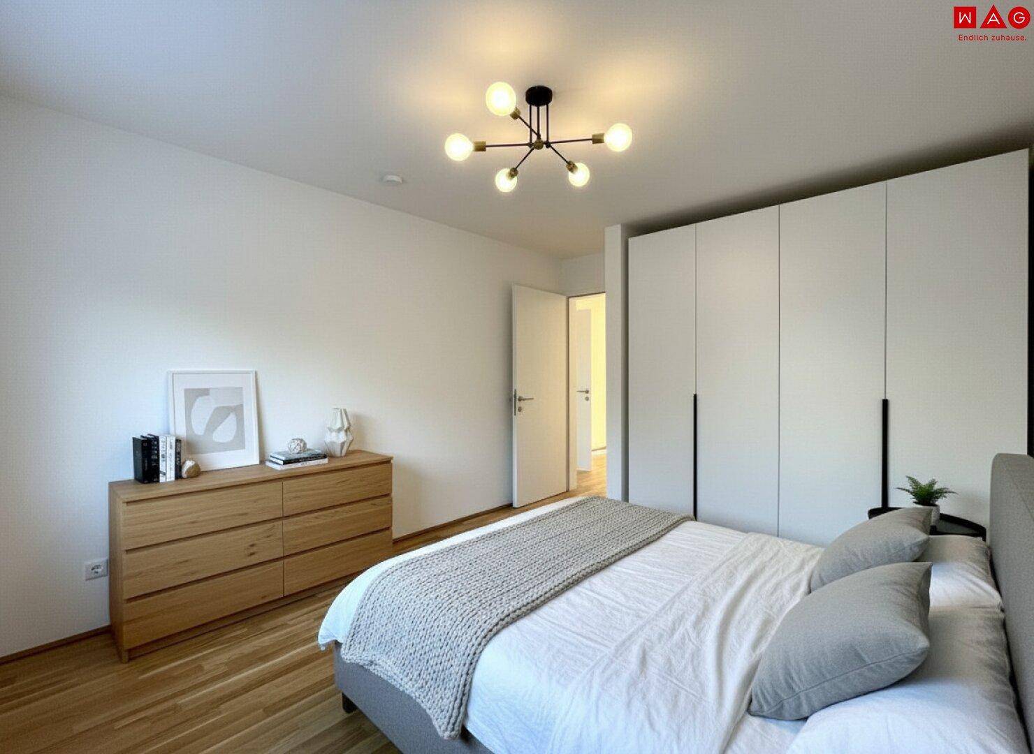 Schlafzimmer mit Doppelbett, Holzboden und modernen Einbauschränken.
