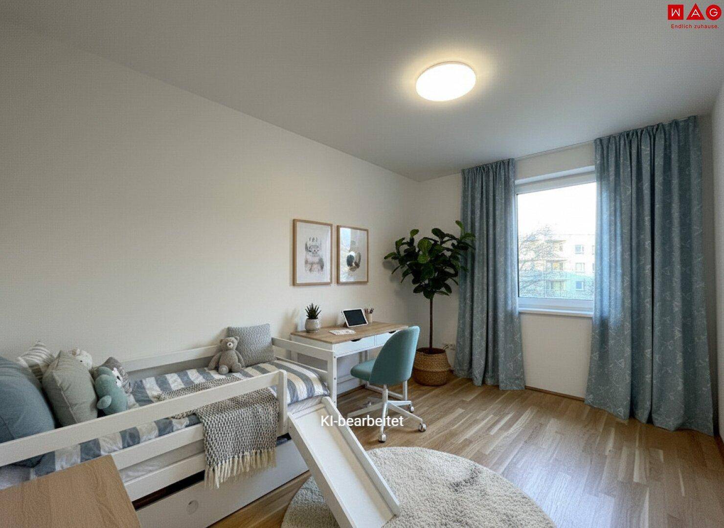 Helles Kinderzimmer mit Holzboden, Schreibtisch und einem Fenster mit Blick ins Grüne.