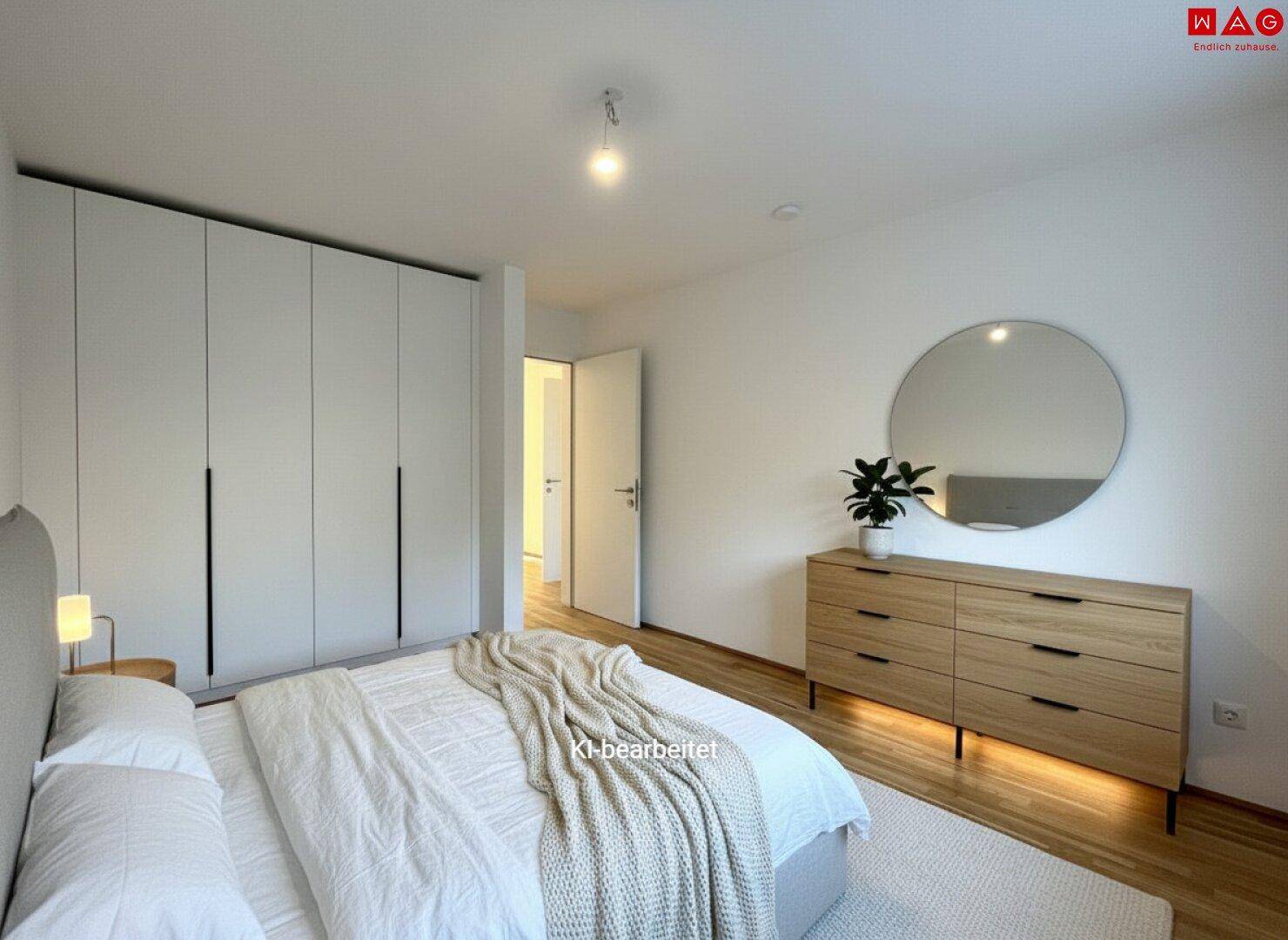 Modernes Schlafzimmer mit Holzboden, großem Kleiderschrank und Kommode.