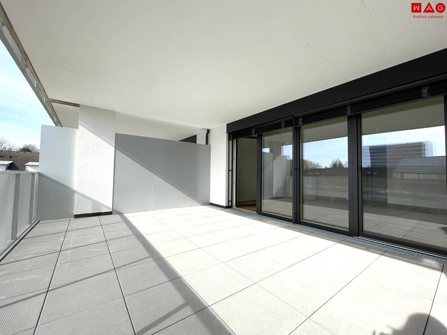 Große, sonnige Terrasse mit Fliesenboden und viel Platz für individuelle Gestaltung.