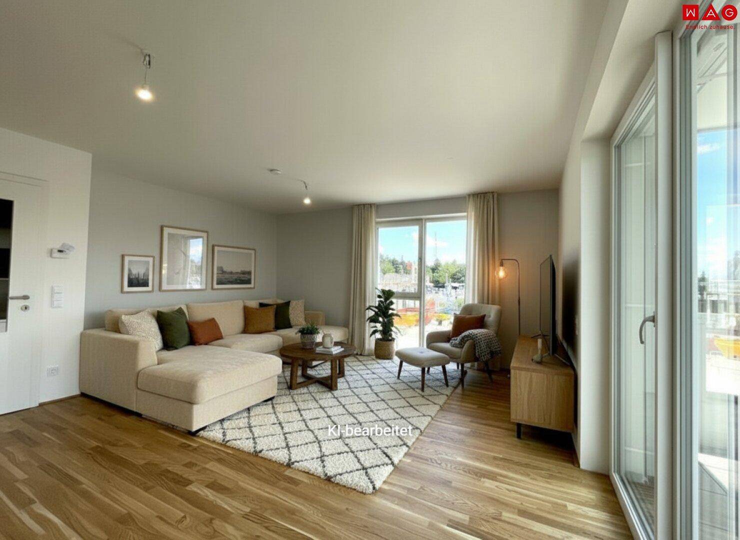 Gemütliches Wohnzimmer mit großem Sofa, Holzboden und viel Tageslicht durch die Fensterfront.