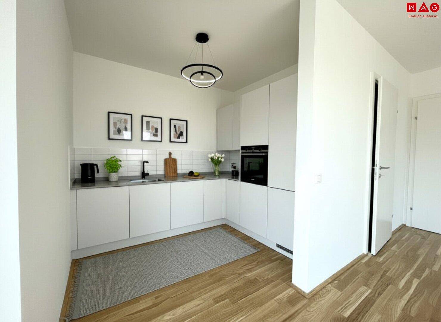 Moderne Einbauküche mit weißen Fronten, integrierten Geräten und Holzboden.