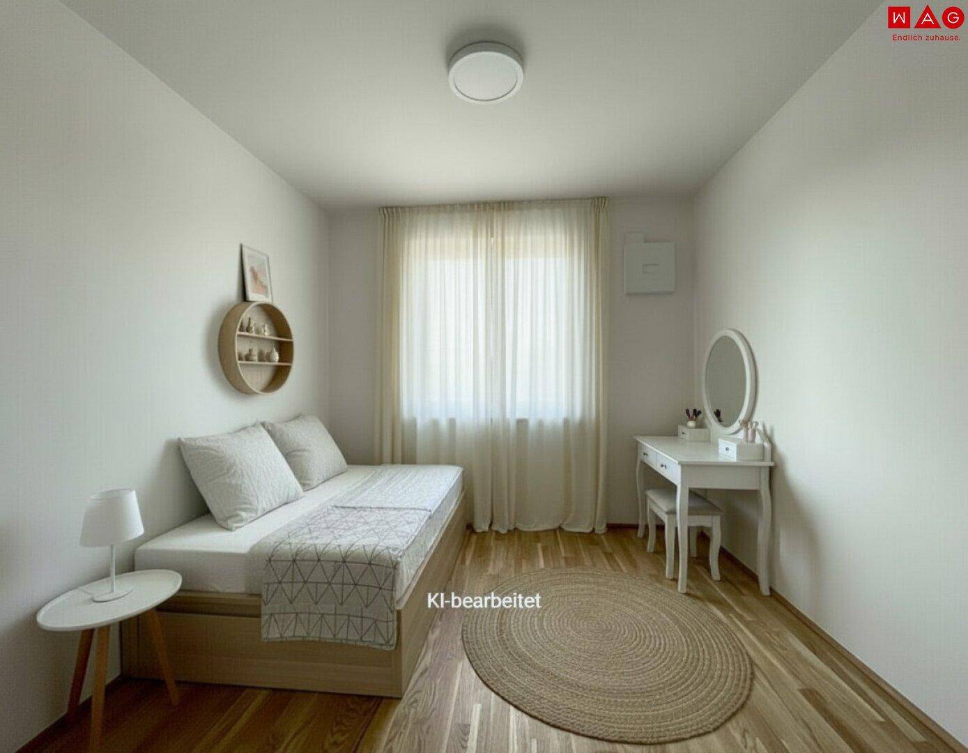 Gemütliches Schlafzimmer mit Holzboden, Tagesbett, Schminktisch und hellem Vorhang am Fenster.
