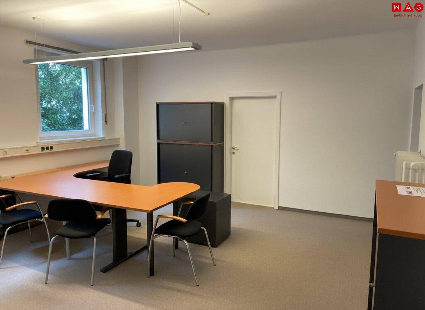 Helles Büro mit modernem Schreibtisch, Bürostühlen und Schränken, ideal für produktives Arbeiten.