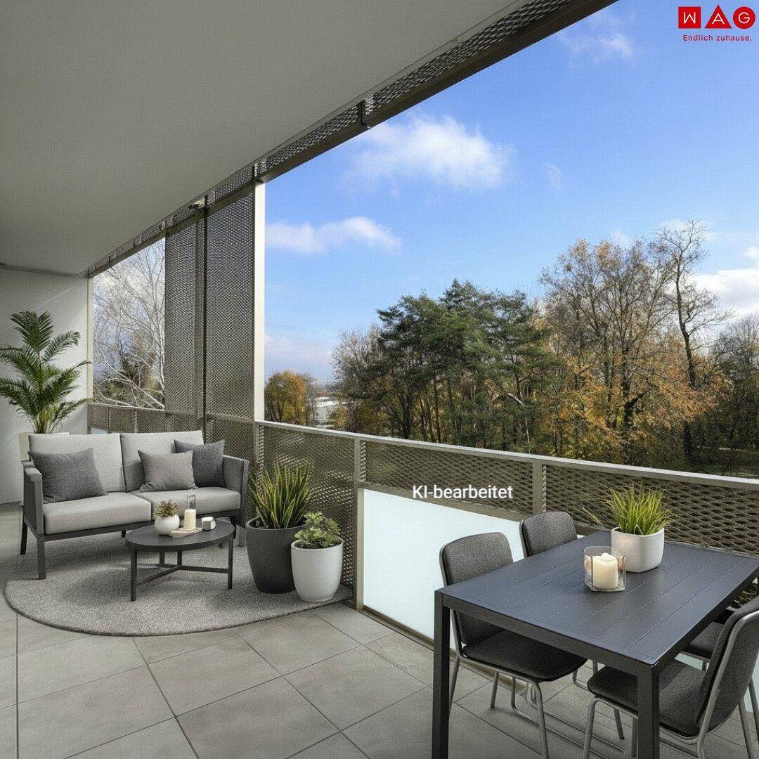 Geräumiger Balkon mit Sitz- und Essbereich, ideal für Entspannung im Freien mit Blick ins Grüne.