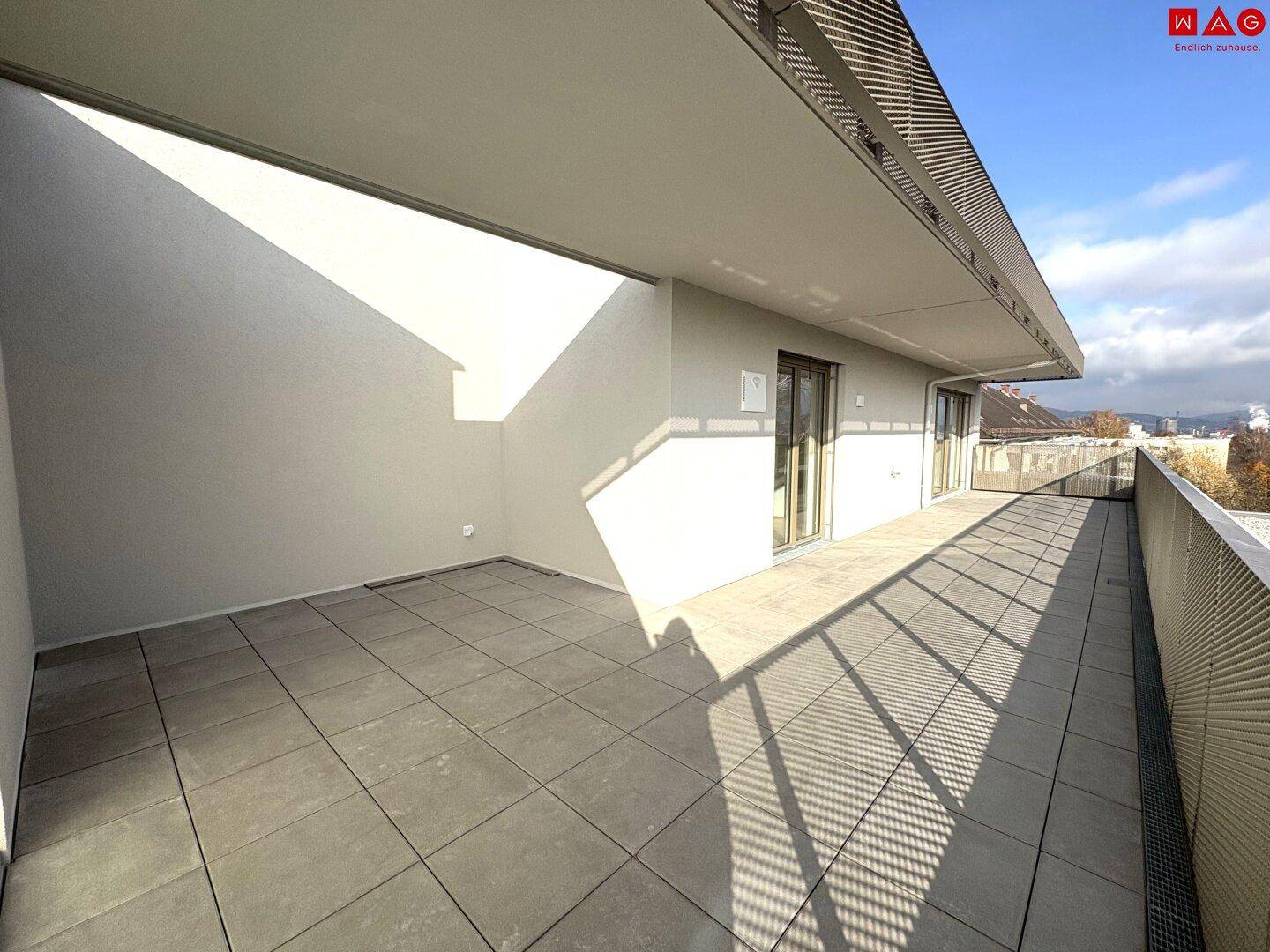 Weitläufige Dachterrasse mit Fliesenboden und viel Platz für individuelle Gestaltung.