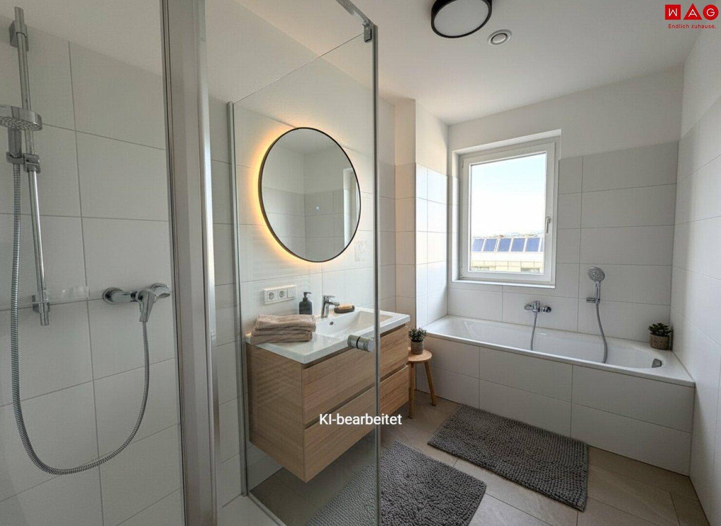 Modernes Badezimmer mit Badewanne, Dusche und Fenster, hell gefliest.