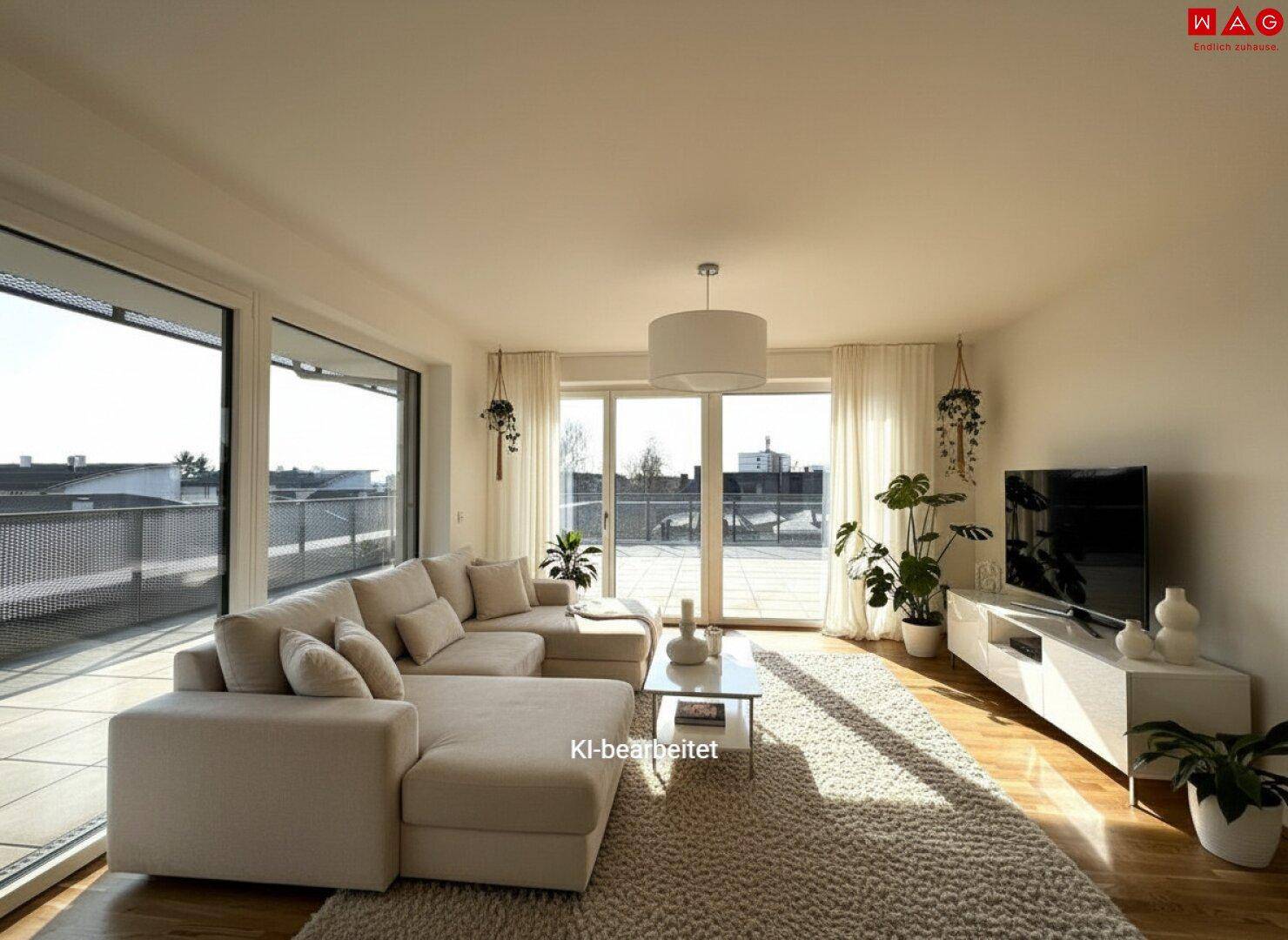 Lichtdurchflutetes Wohnzimmer mit beigem Sofa, Holzboden und Zugang zu einer großen Terrasse.