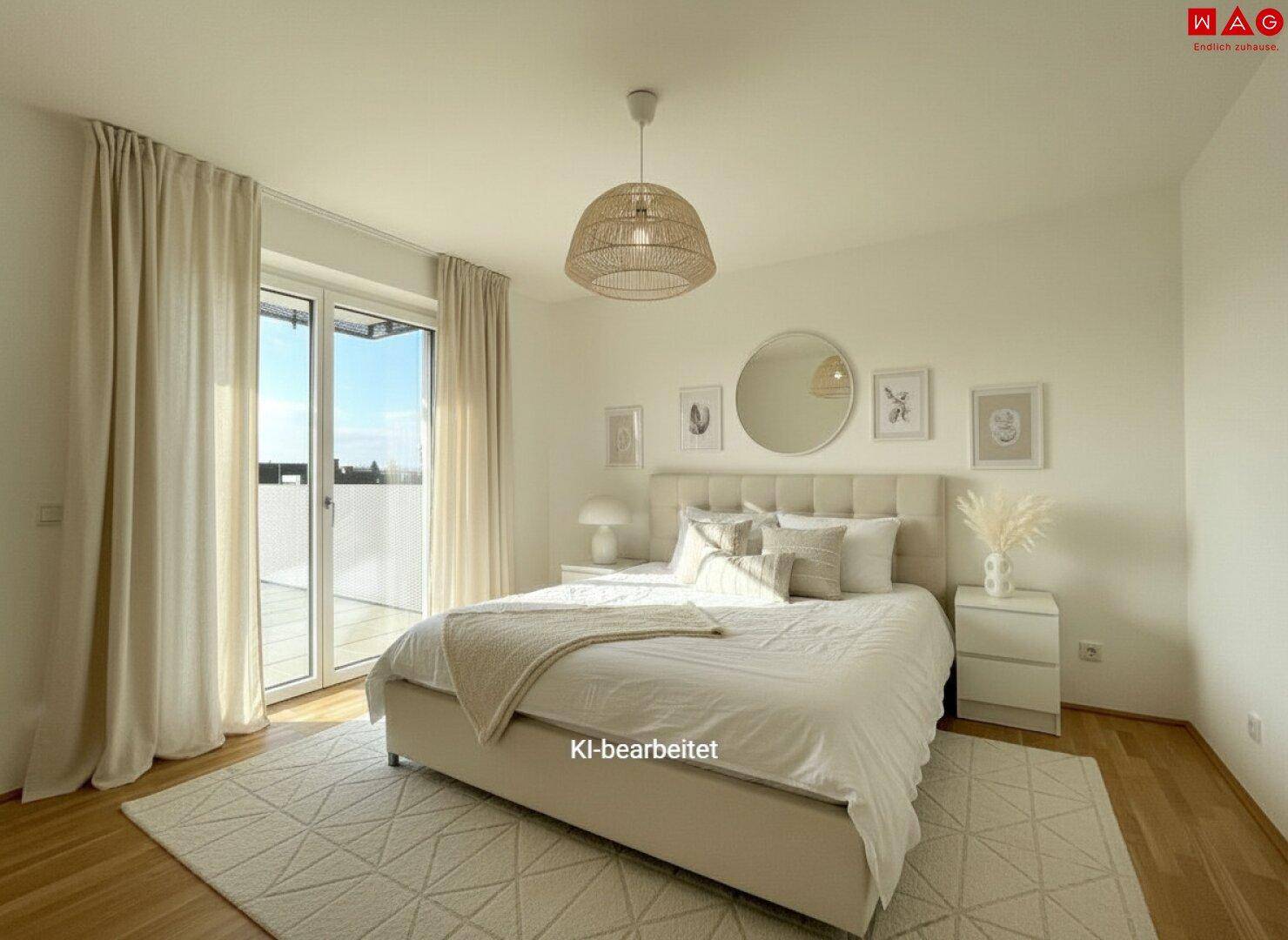 Gemütliches Schlafzimmer mit Doppelbett, Holzboden und Zugang zu einem sonnigen Balkon.