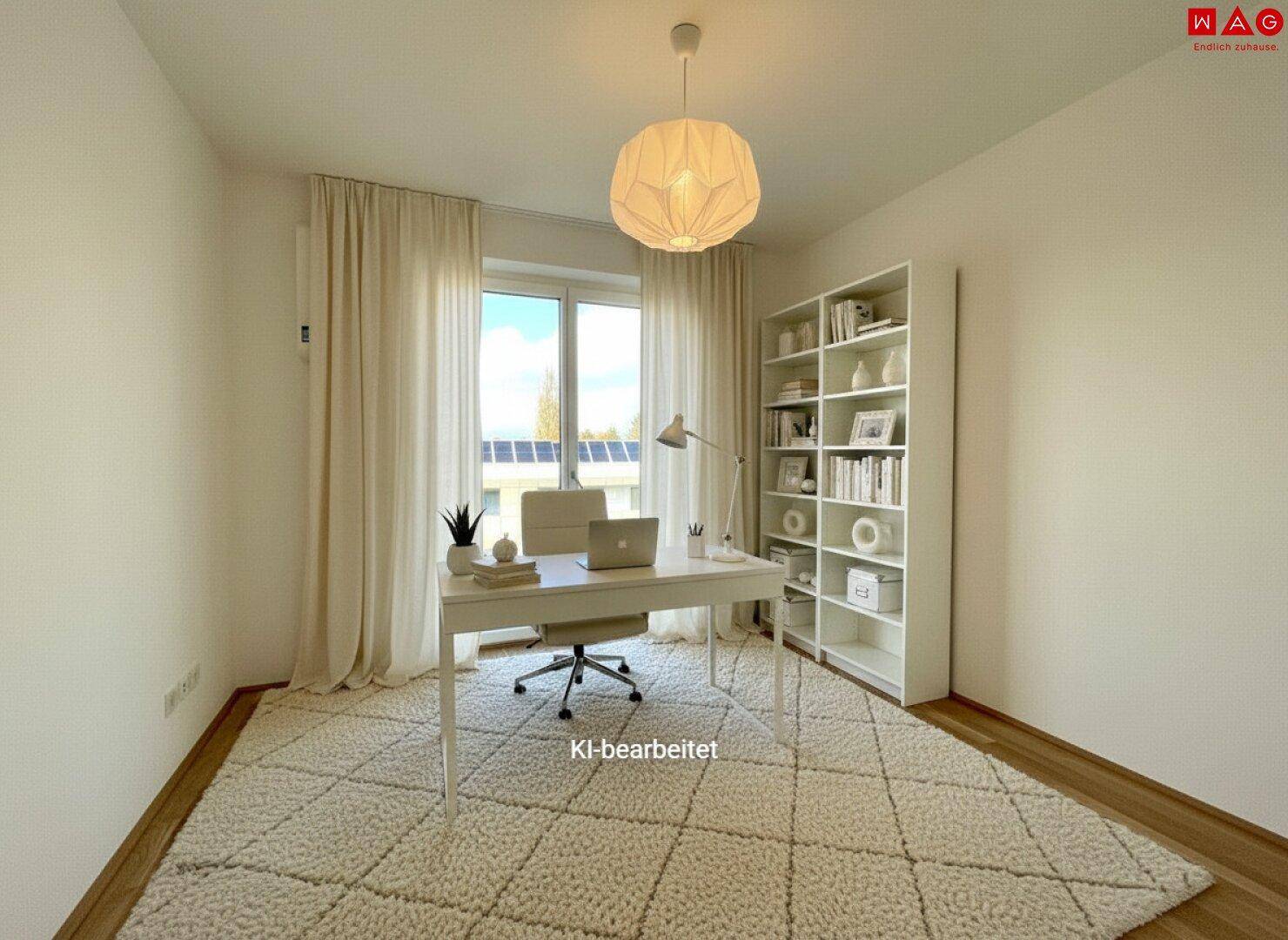 Helles Arbeitszimmer mit Schreibtisch, Bücherregal und Holzboden, ideal für Home-Office.