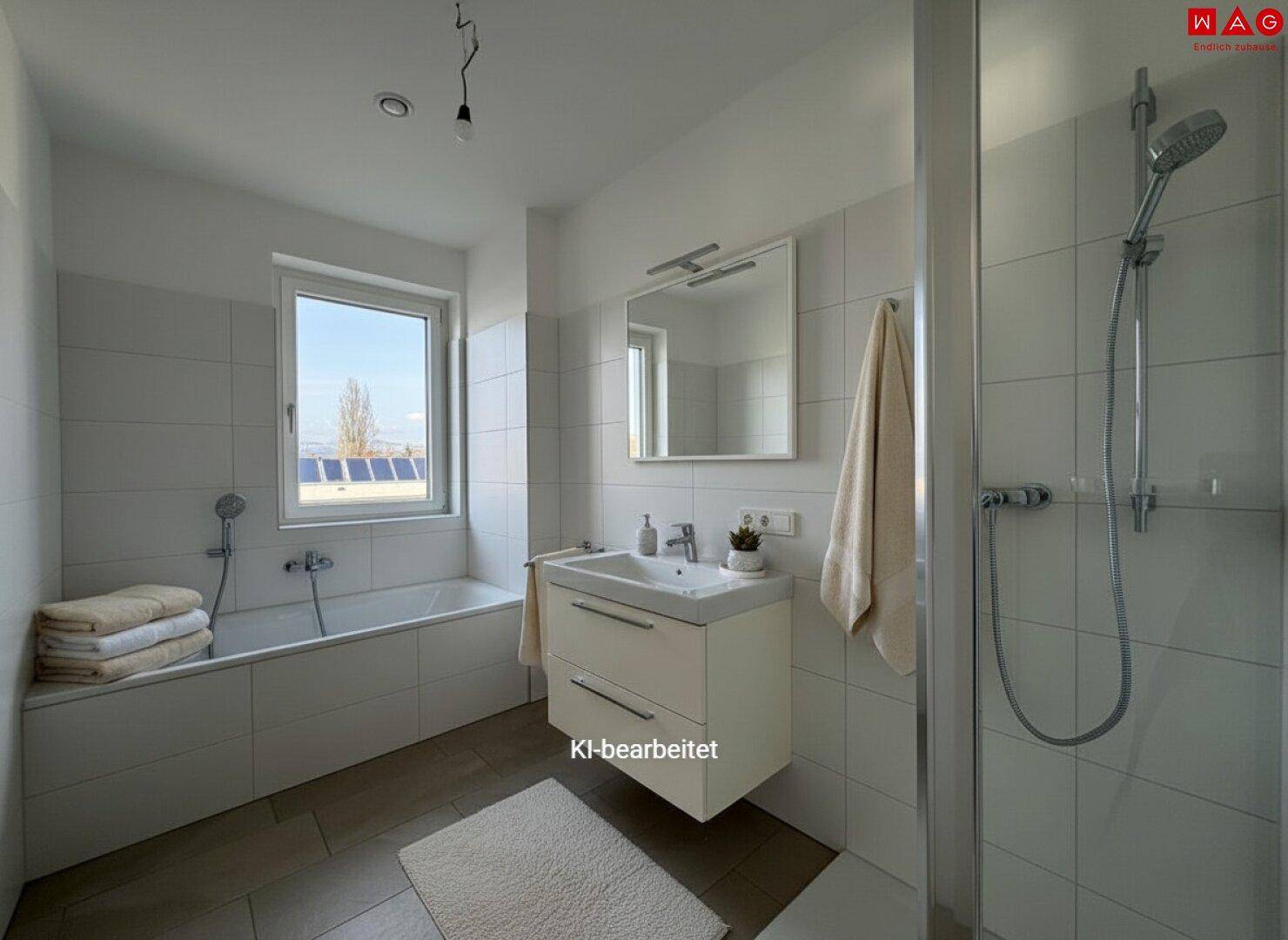 Modernes Badezimmer mit Badewanne, Dusche und Fenster, hell gefliest und gut beleuchtet.