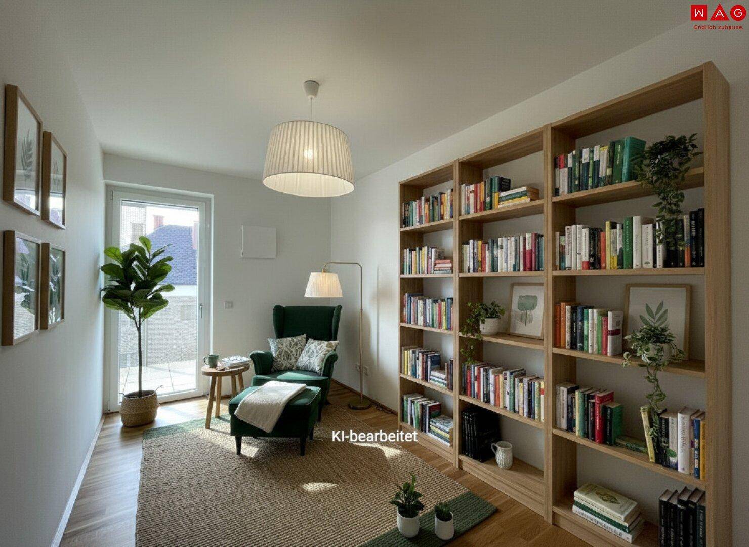 Helles Arbeitszimmer mit großen Bücherregalen, gemütlichem Sessel und Zugang zum Balkon.
