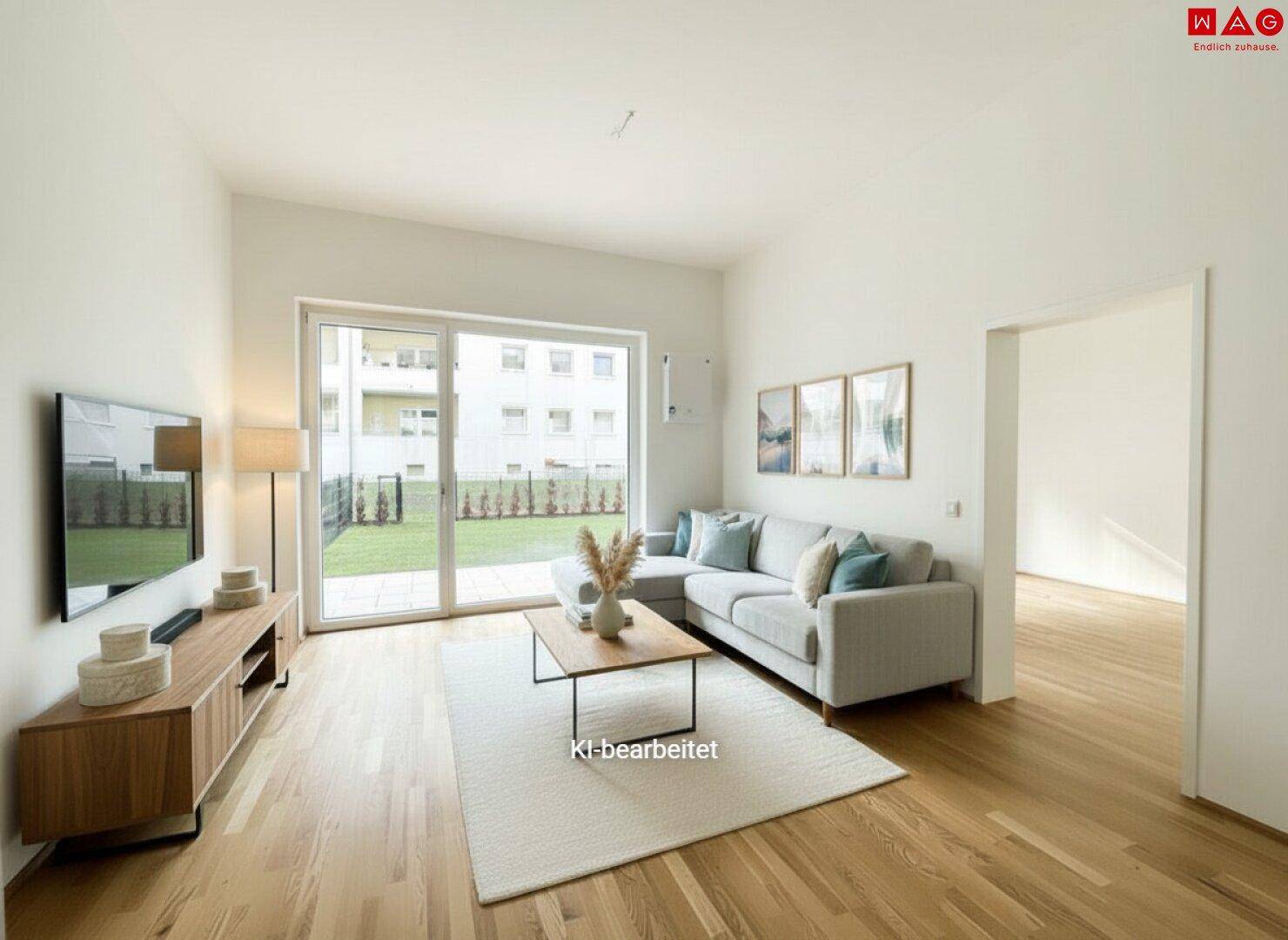 Helles Wohnzimmer mit Holzboden, modernen Möbeln und Zugang zur privaten Grünfläche.