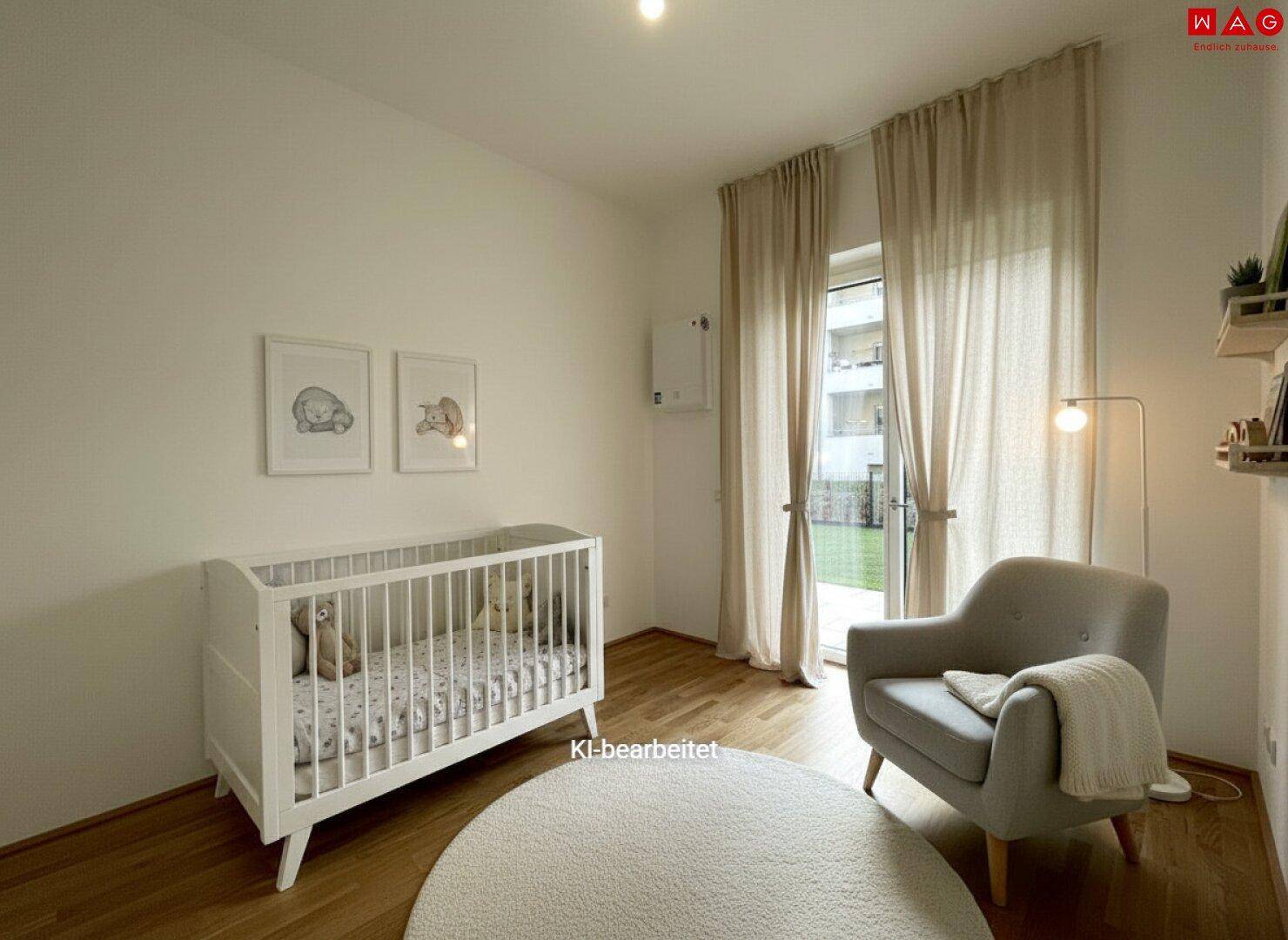 Kinderzimmer mit Holzboden, Babybett und Zugang zu einer kleinen Grünfläche.