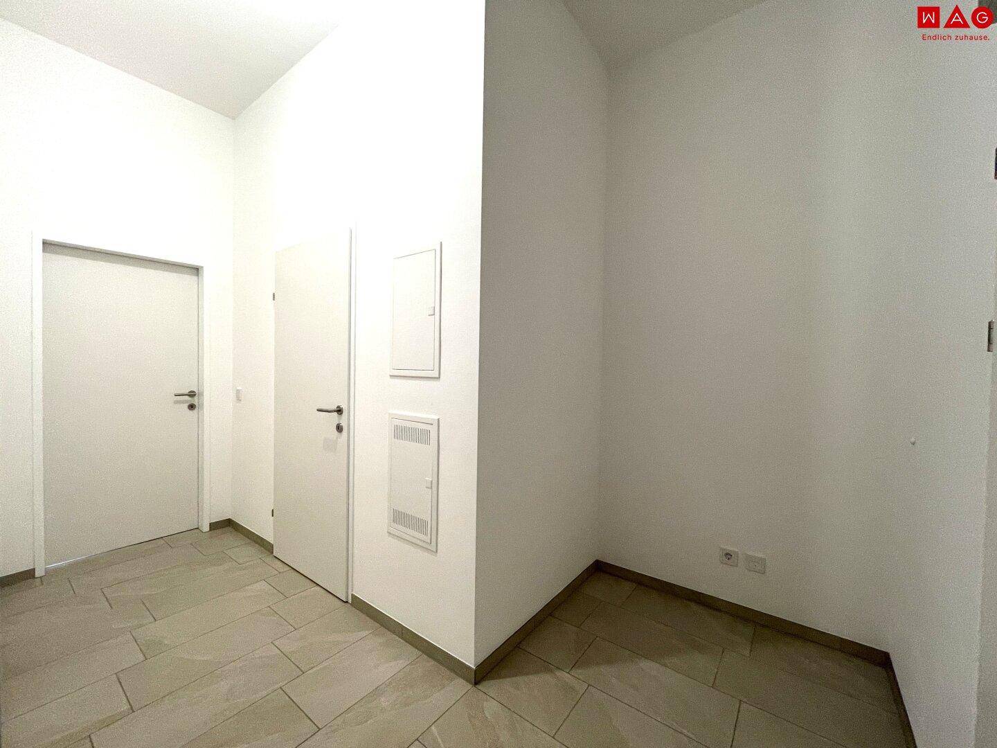 Heller Eingangsbereich mit Fliesenboden und viel Platz.