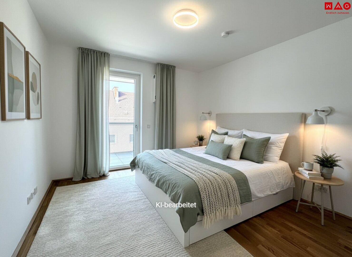 Gemütliches Schlafzimmer mit Doppelbett, Holzboden und direktem Zugang zum Balkon.