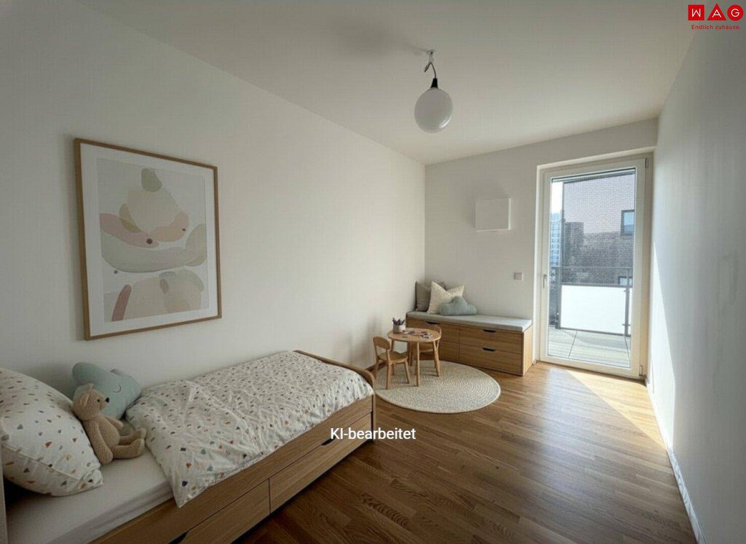 Helles Kinderzimmer mit Holzboden, Fensterbank und Zugang zum Außenbereich.