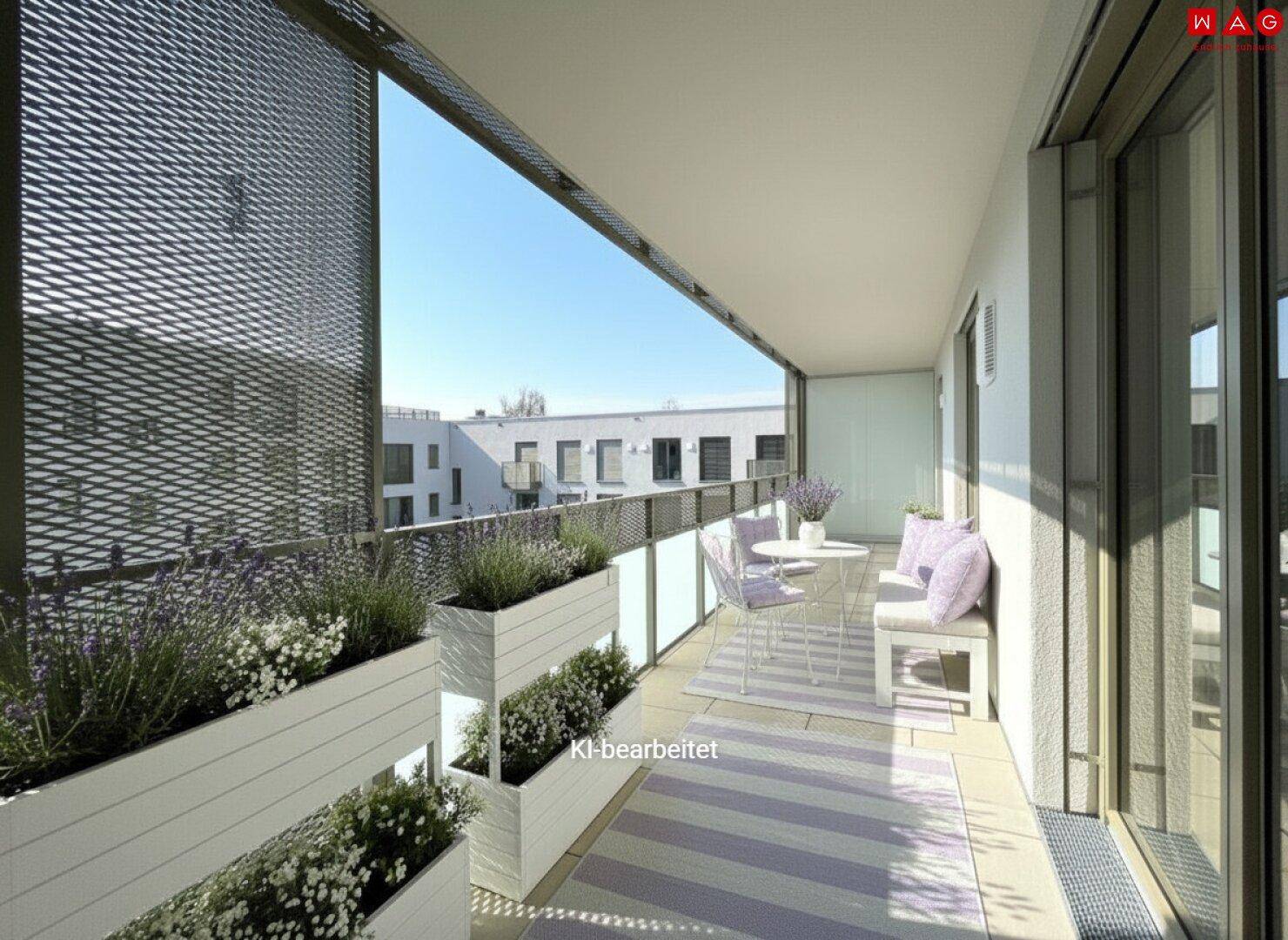 Langer, möblierter Balkon mit Pflanzen und Sitzgelegenheiten, ideal zum Entspannen im Freien.