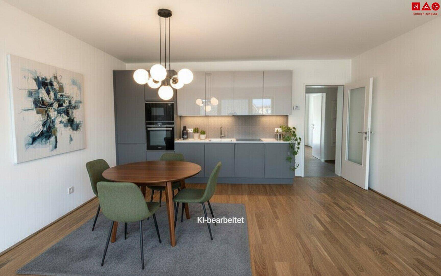 Moderne Küche mit grauen Schränken, integrierten Geräten und Essbereich mit Holzboden.