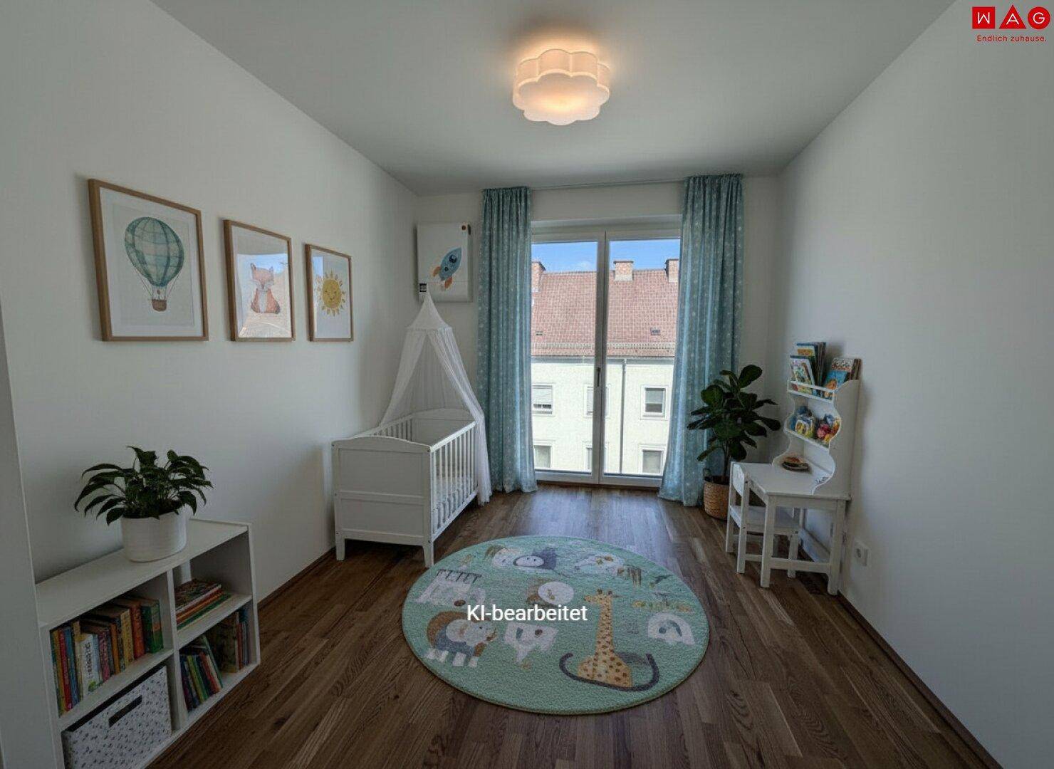 Helles Kinderzimmer mit Holzboden, Babybett und Blick auf die Umgebung.