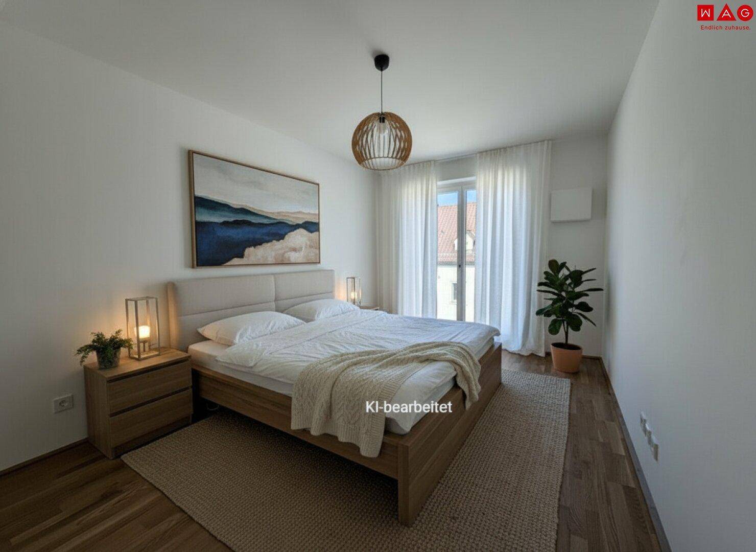 Gemütliches Schlafzimmer mit Holzboden, Doppelbett und Vorhängen am Fenster.