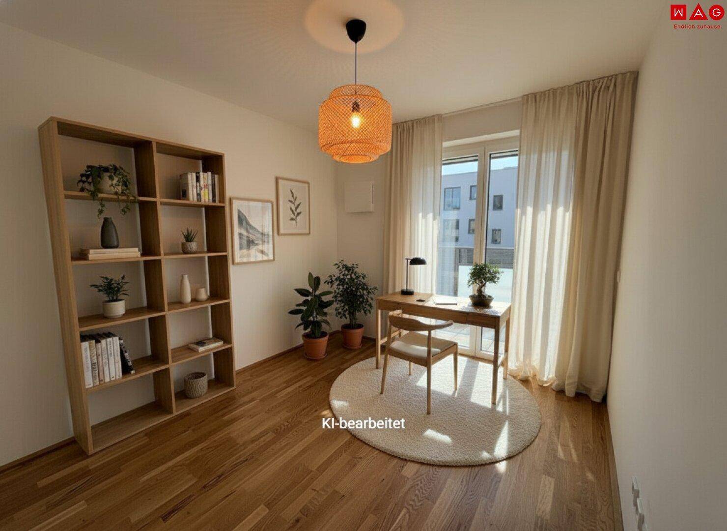 Helles Arbeitszimmer mit Holzboden, Bücherregal und Blick auf die Umgebung.