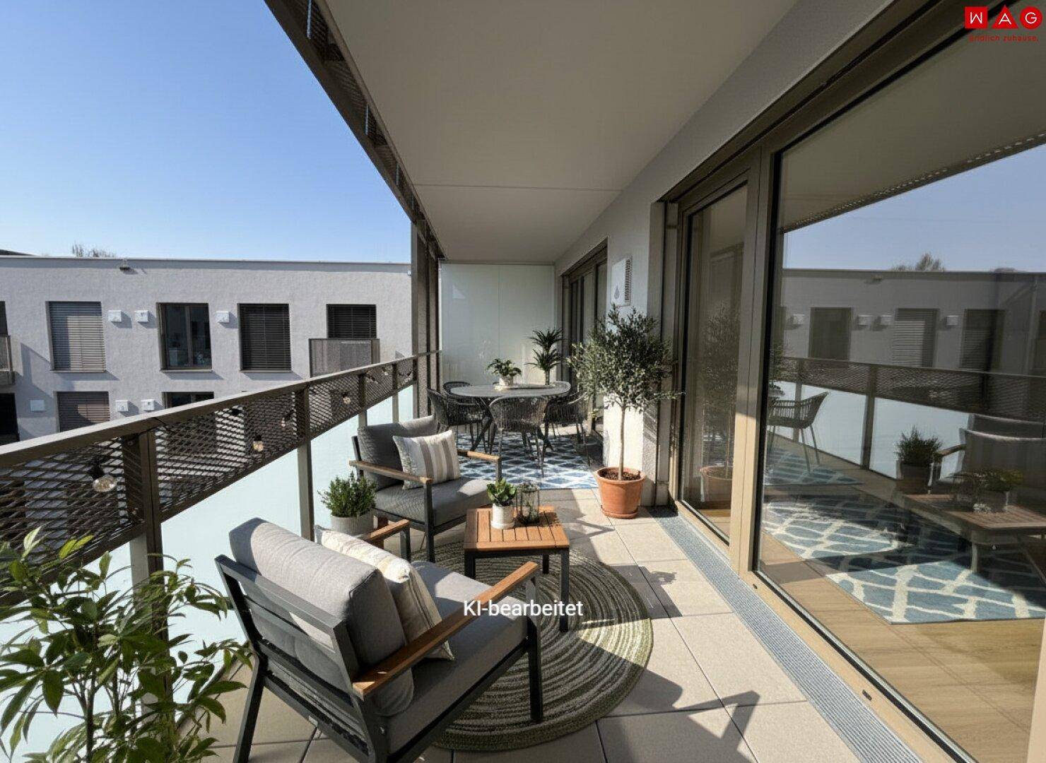 Großer, möblierter Balkon mit Sitzgelegenheiten und Pflanzen unter blauem Himmel.