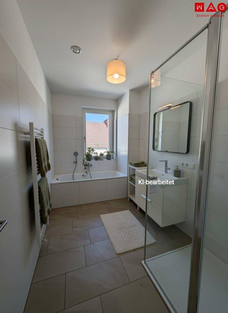 Modernes Badezimmer mit Badewanne, Dusche, Waschbecken und Fenster für Tageslicht.