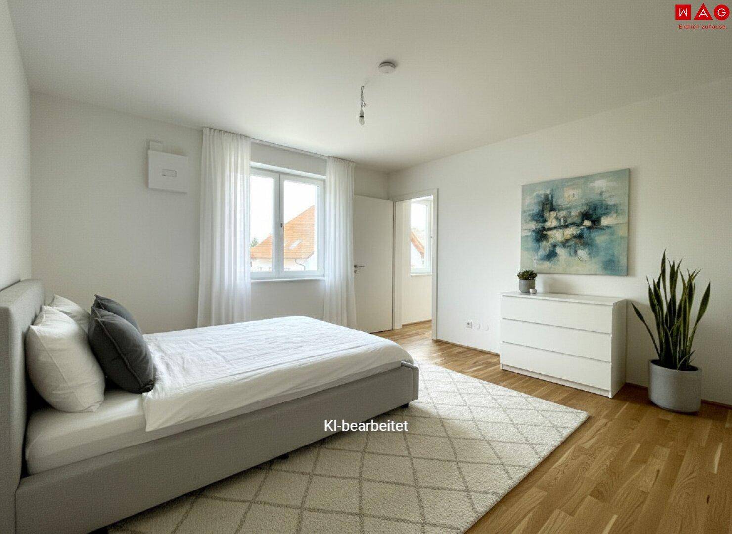 Helles Schlafzimmer mit Bett, Kommode, Kunstwerk und Eichenparkettboden, gut beleuchtet durch ein Fenster.