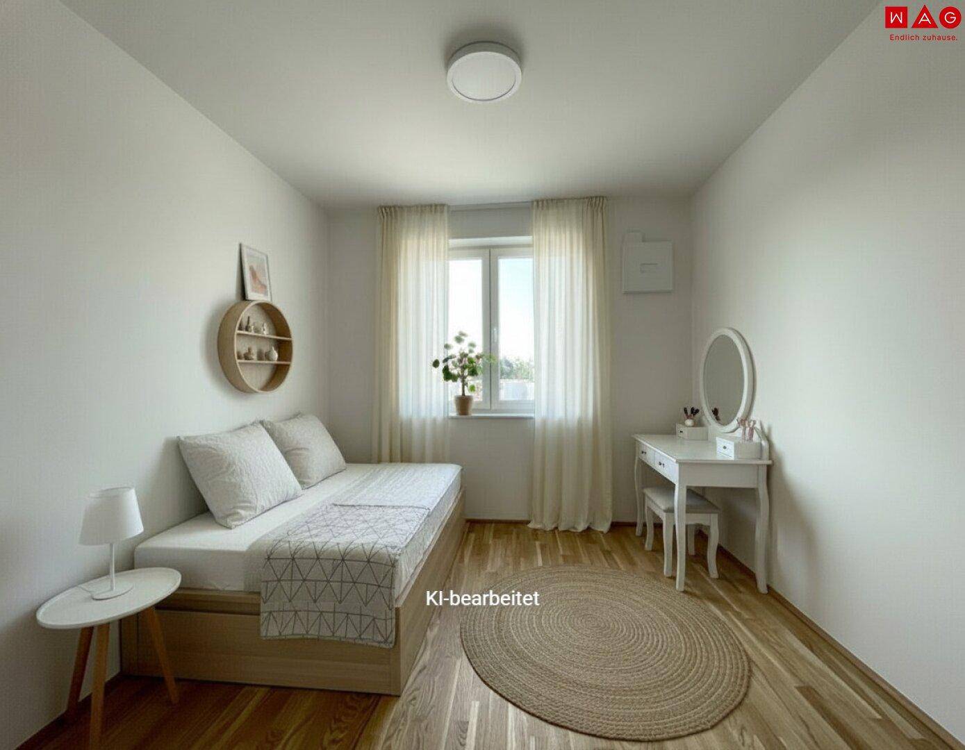 Helles Schlafzimmer mit Tagesbett, Schminktisch und Holzboden.