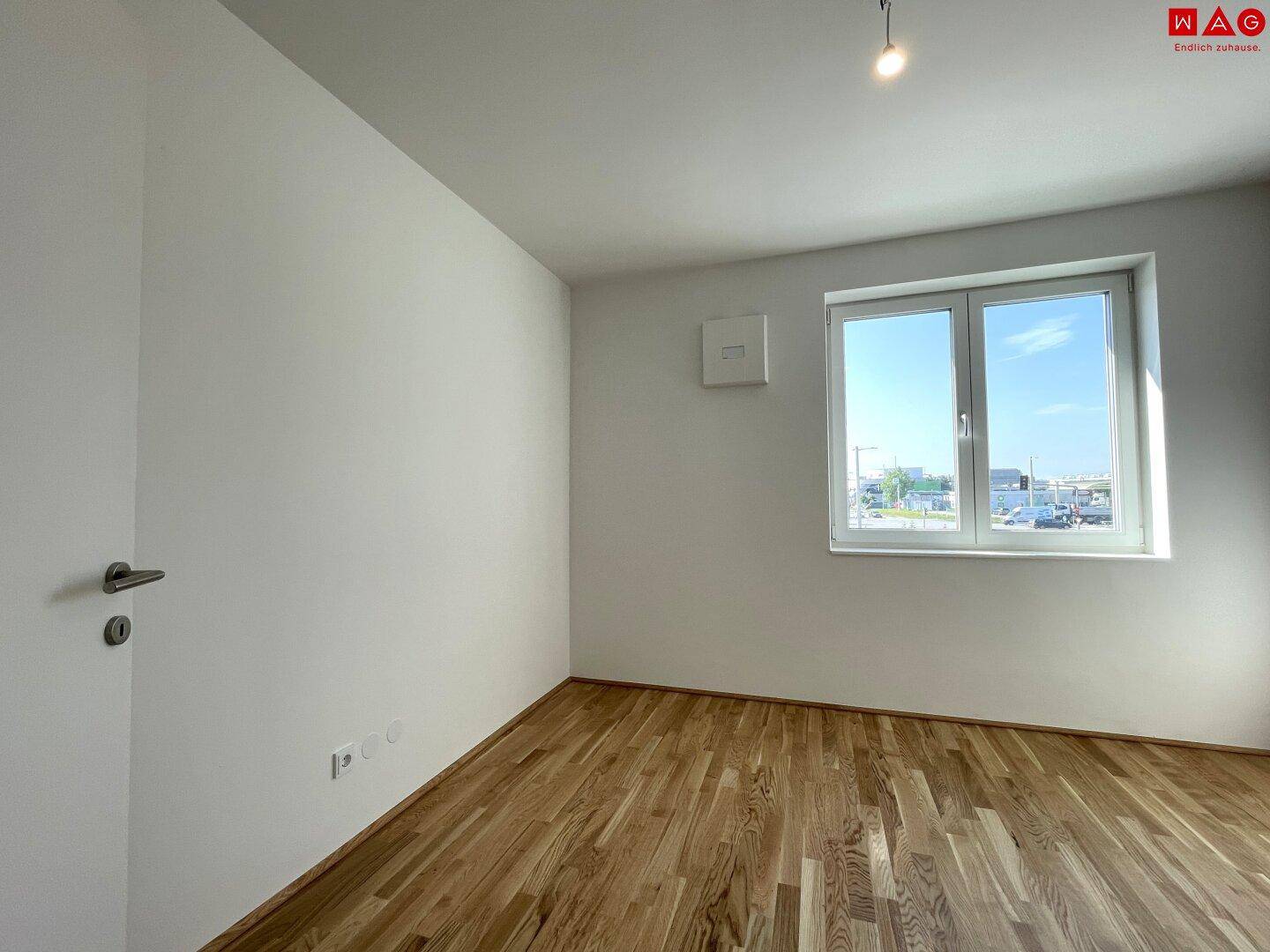 Unmöbliertes Schlafzimmer mit Holzboden und Fenster, ideal für individuelle Einrichtung.