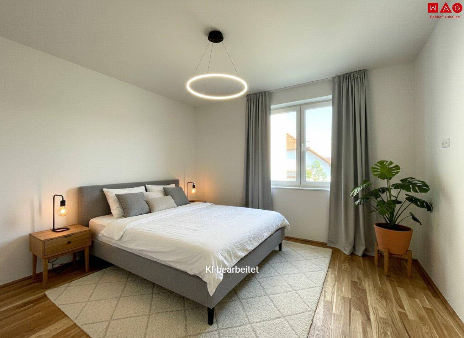 Modern eingerichtetes Schlafzimmer mit Holzboden, großem Bett und Fenster, bietet eine ruhige Atmosphäre.