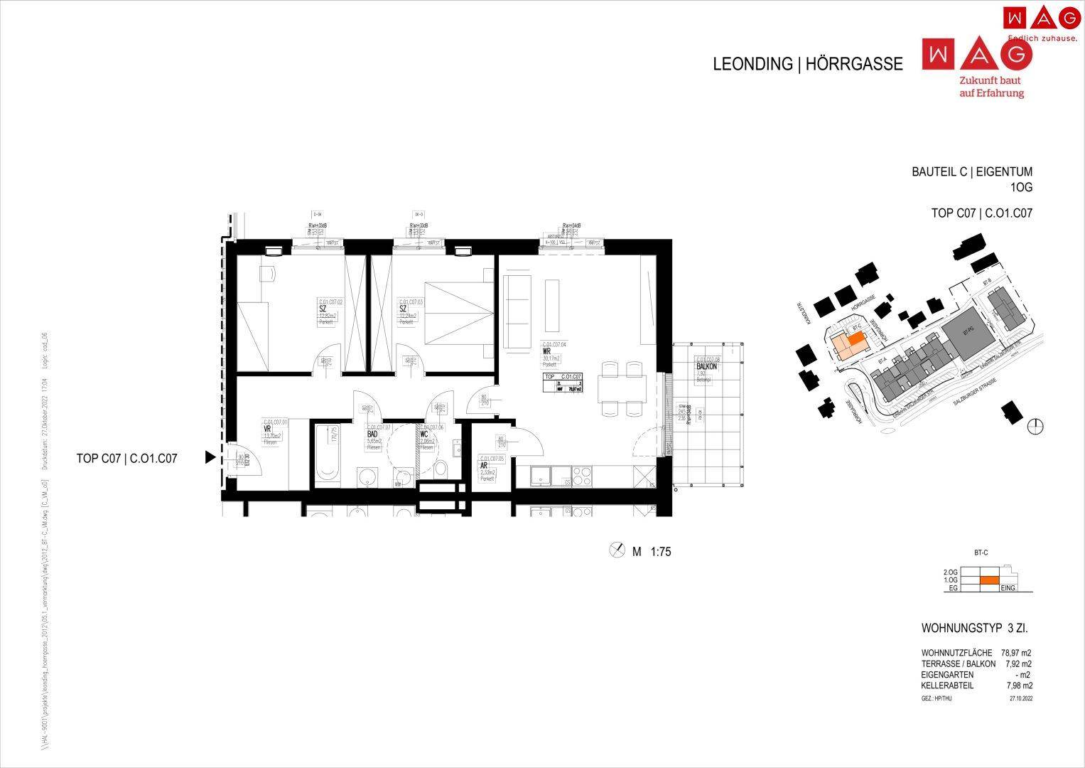 Grundriss einer Wohnung mit offenem Wohnbereich, zwei Bädern, Balkon und Zugang zum Garten.