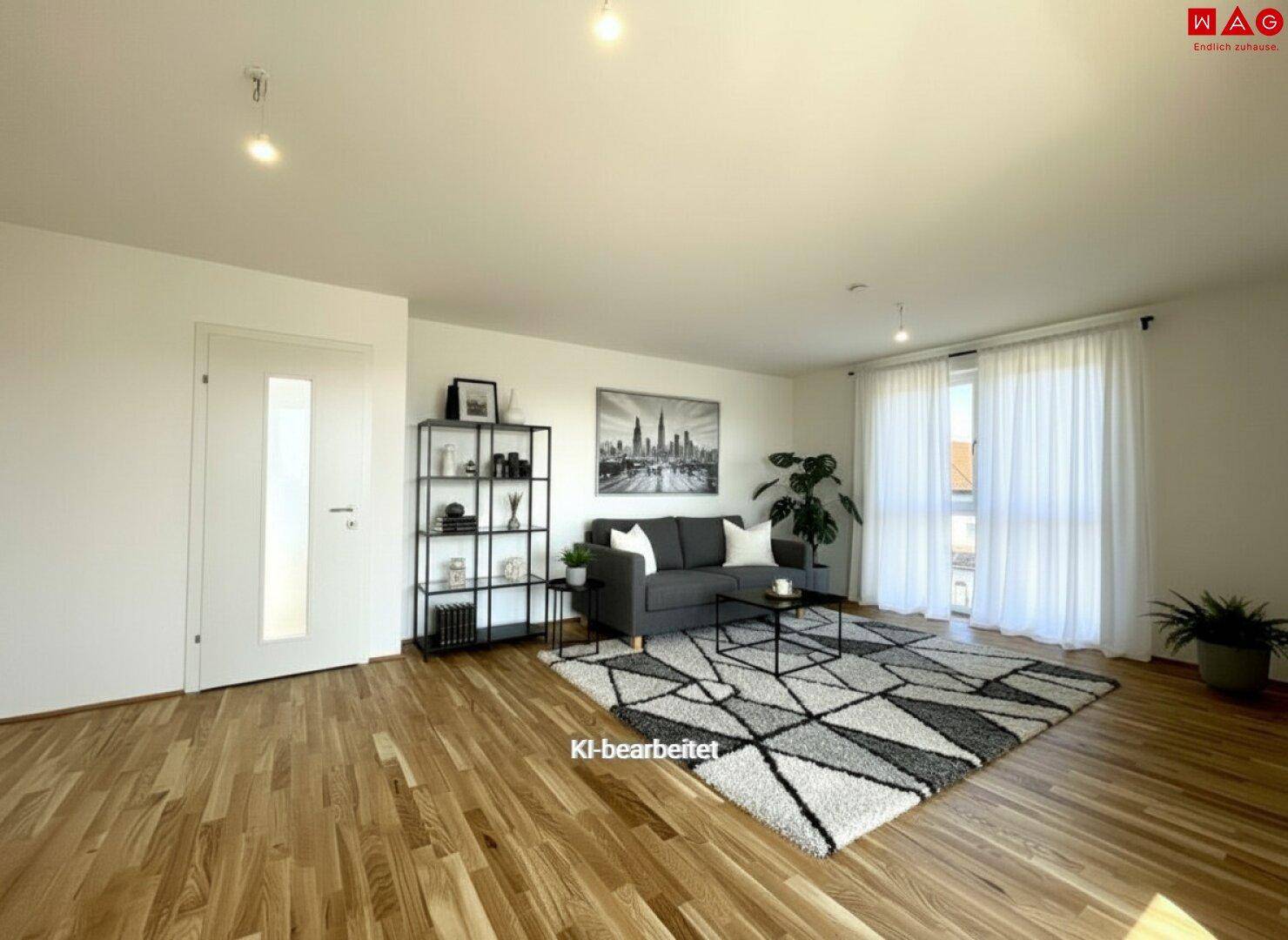 Gemütliches Wohnzimmer mit Holzboden, großem Teppich und Zugang zu einem sonnigen Balkon.