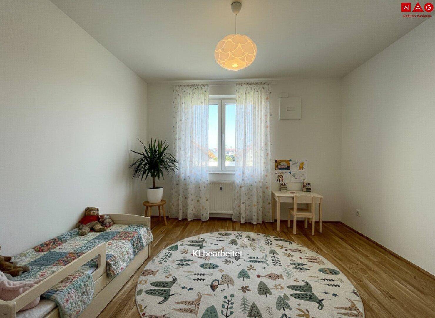 Helles Kinderzimmer mit Holzboden, großem Fenster und kindgerechter Einrichtung.