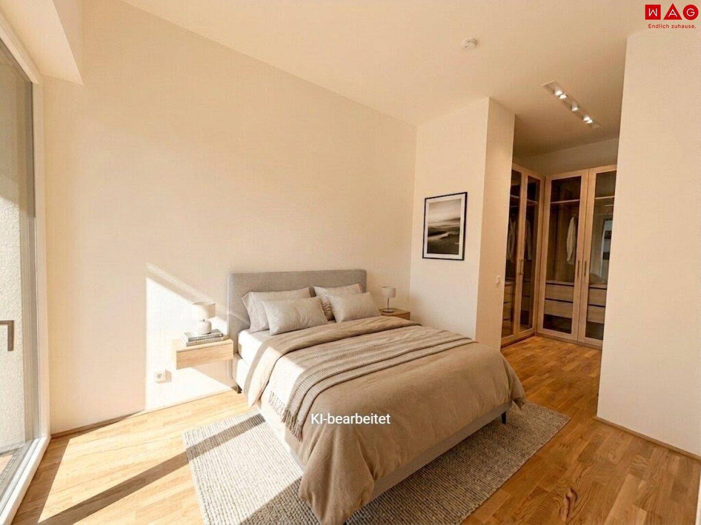 Helles Schlafzimmer mit Holzboden, großem Fenster und integriertem Kleiderschrankbereich.