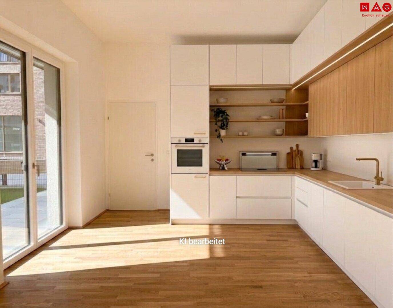 Moderne Einbauküche mit weißen Schränken, Holztheke und viel natürlichem Licht.
