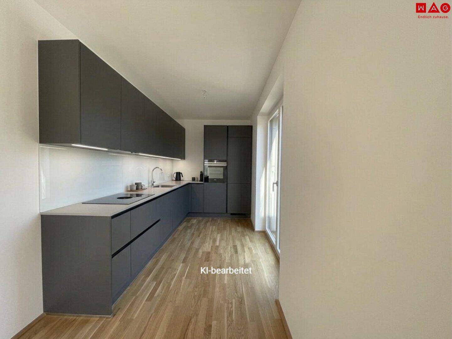 KI-bearbeitete, moderne Küche mit grauen Schränken, Einbaugeräten und Holzboden.
