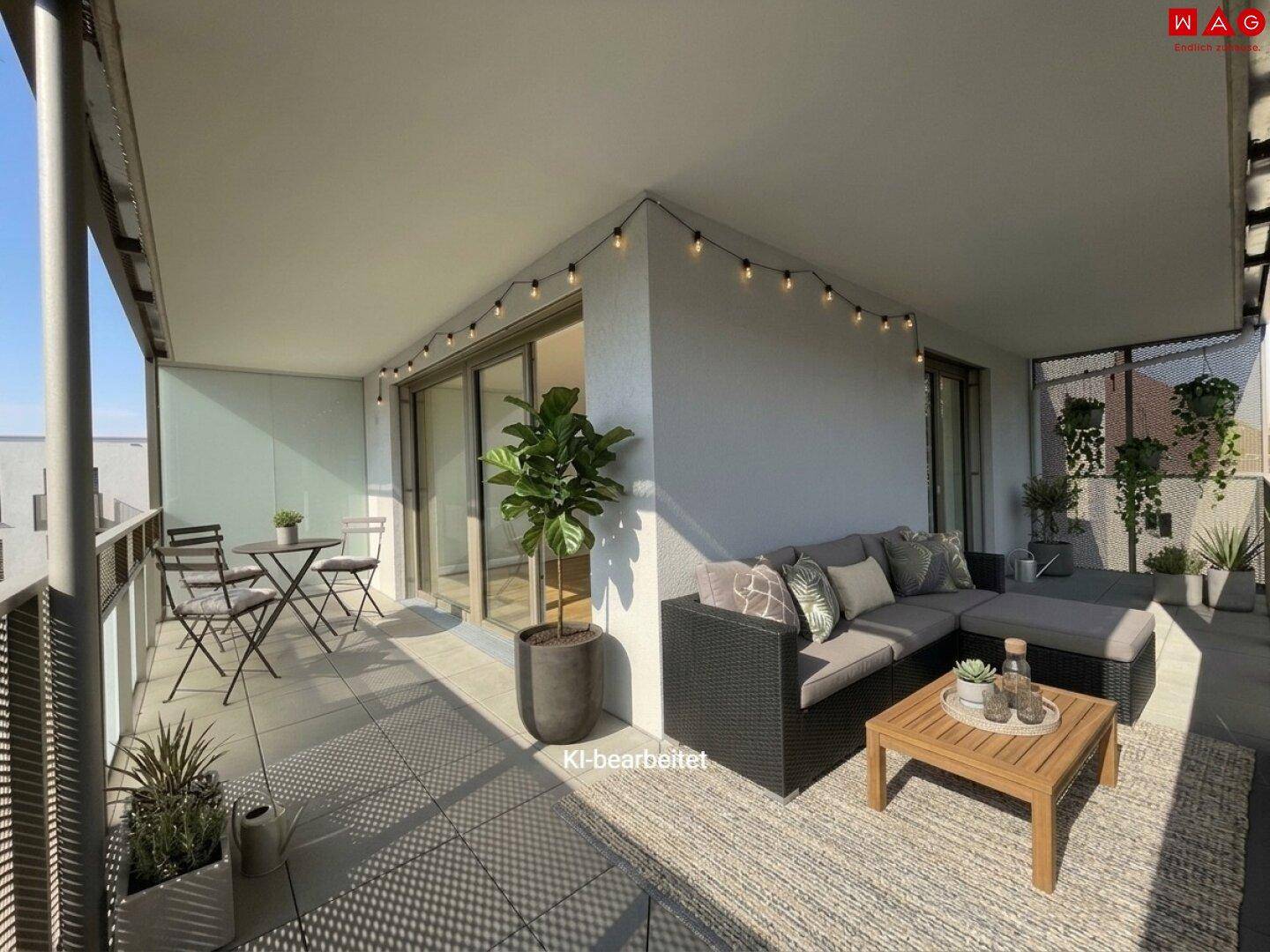 KI-bearbeiteter, möblierter Balkon mit gemütlicher Sitzecke, Pflanzen und Lichterkette.