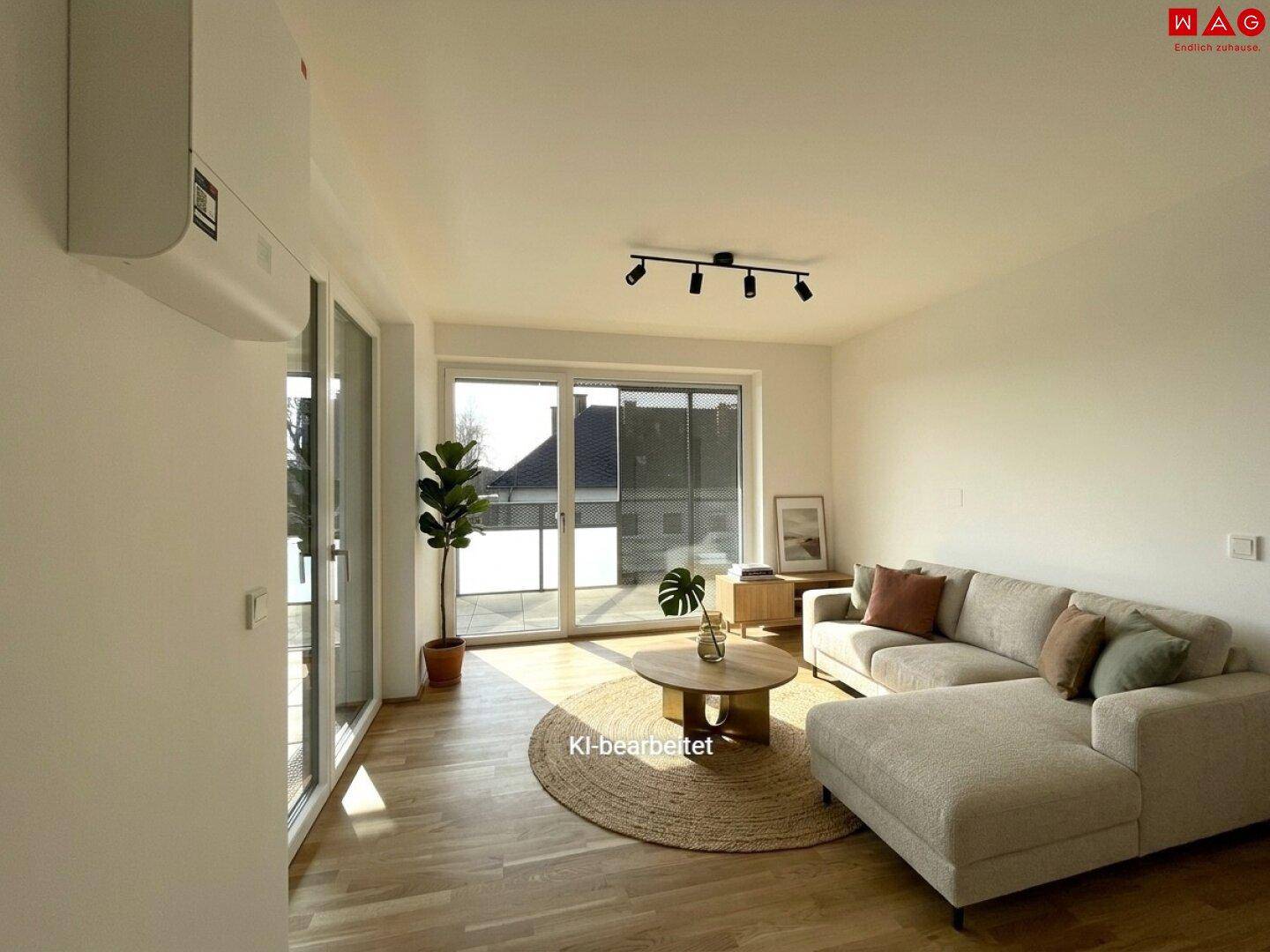 Modernes Wohnzimmer mit beigem Ecksofa, Holzboden und Klimaanlage, mit Zugang zur Terrasse.
