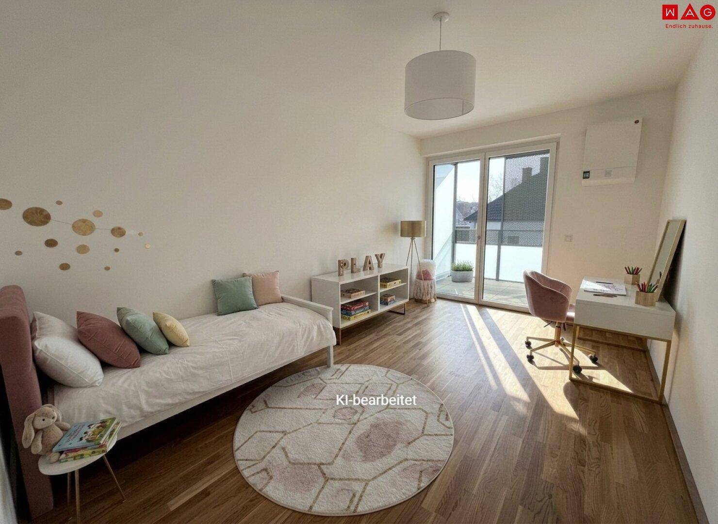 Helles Kinderzimmer mit Holzboden, Schreibtisch und Zugang zu einem Außenbereich.