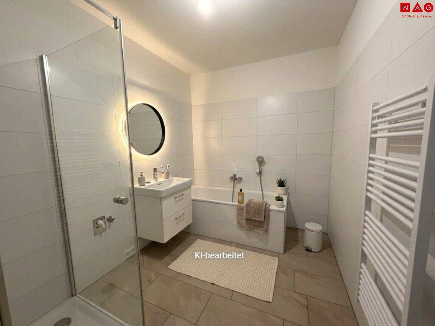 Modernes Badezimmer mit schwebendem Waschtisch, beleuchtetem Spiegel und Badewanne.