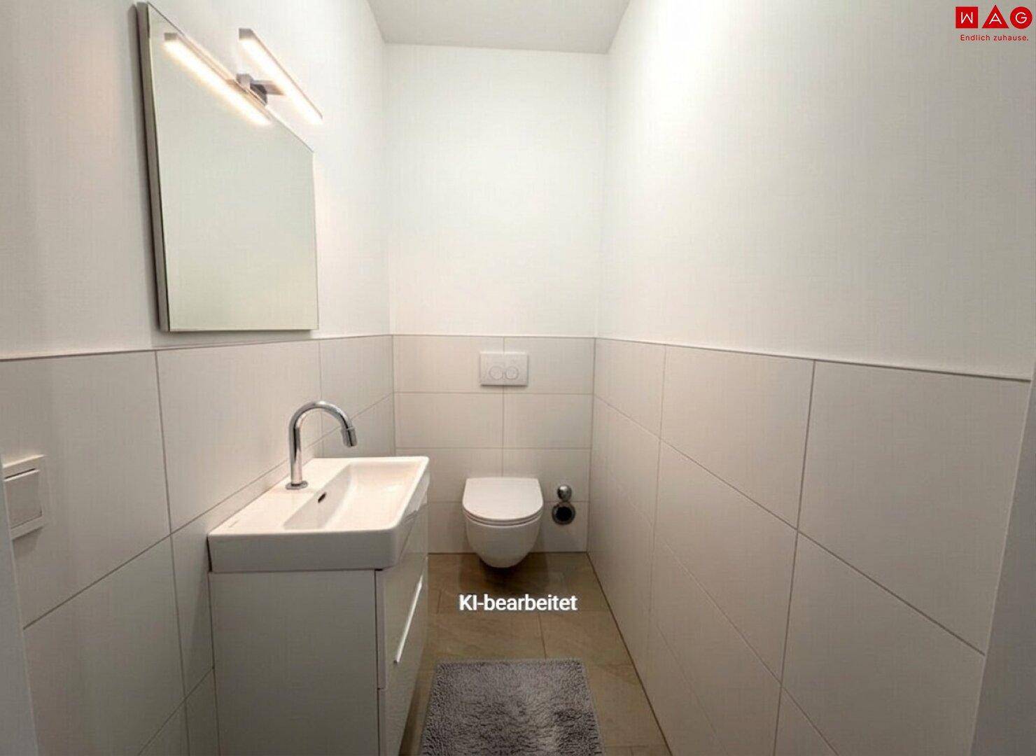Helles Gäste-WC mit wandhängender Toilette, modernem Waschbecken und Spiegel.