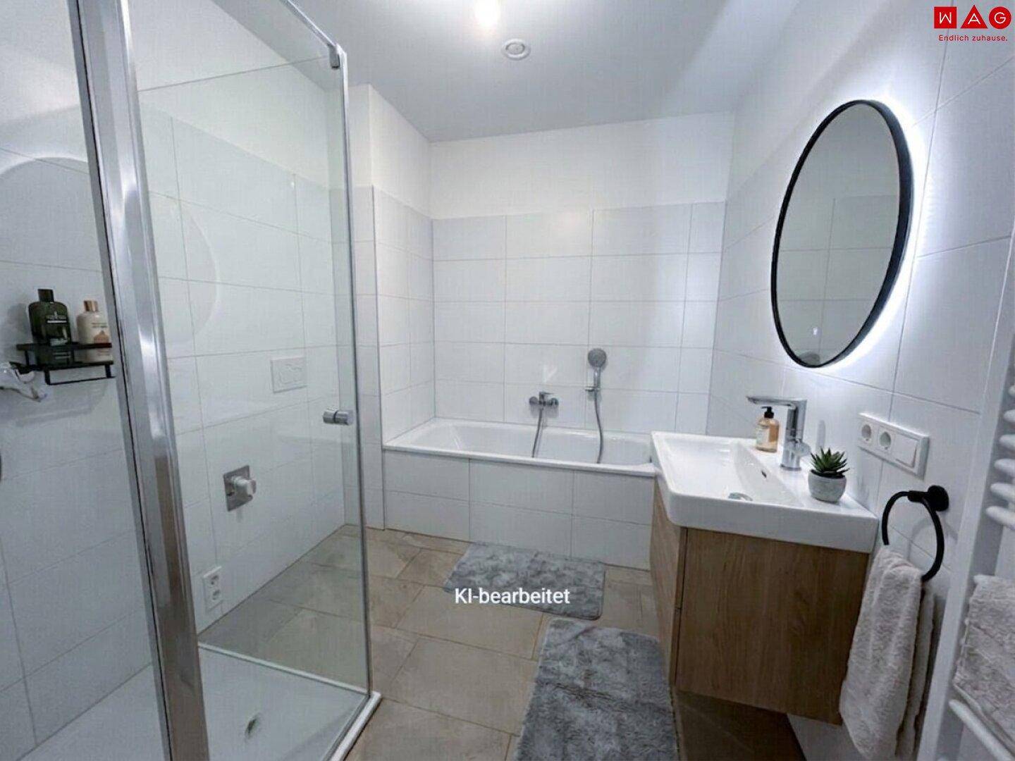 Modernes Badezimmer mit Badewanne, Duschkabine, Einzelwaschbecken und beleuchtetem Spiegel.