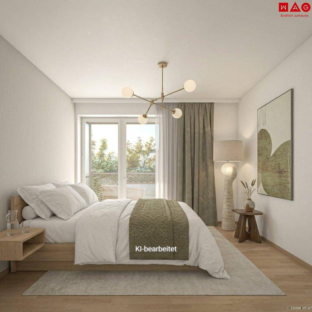 Gemütliches Schlafzimmer mit Holzboden, großem Bett und Zugang zu einem französischen Balkon mit viel Tageslicht.