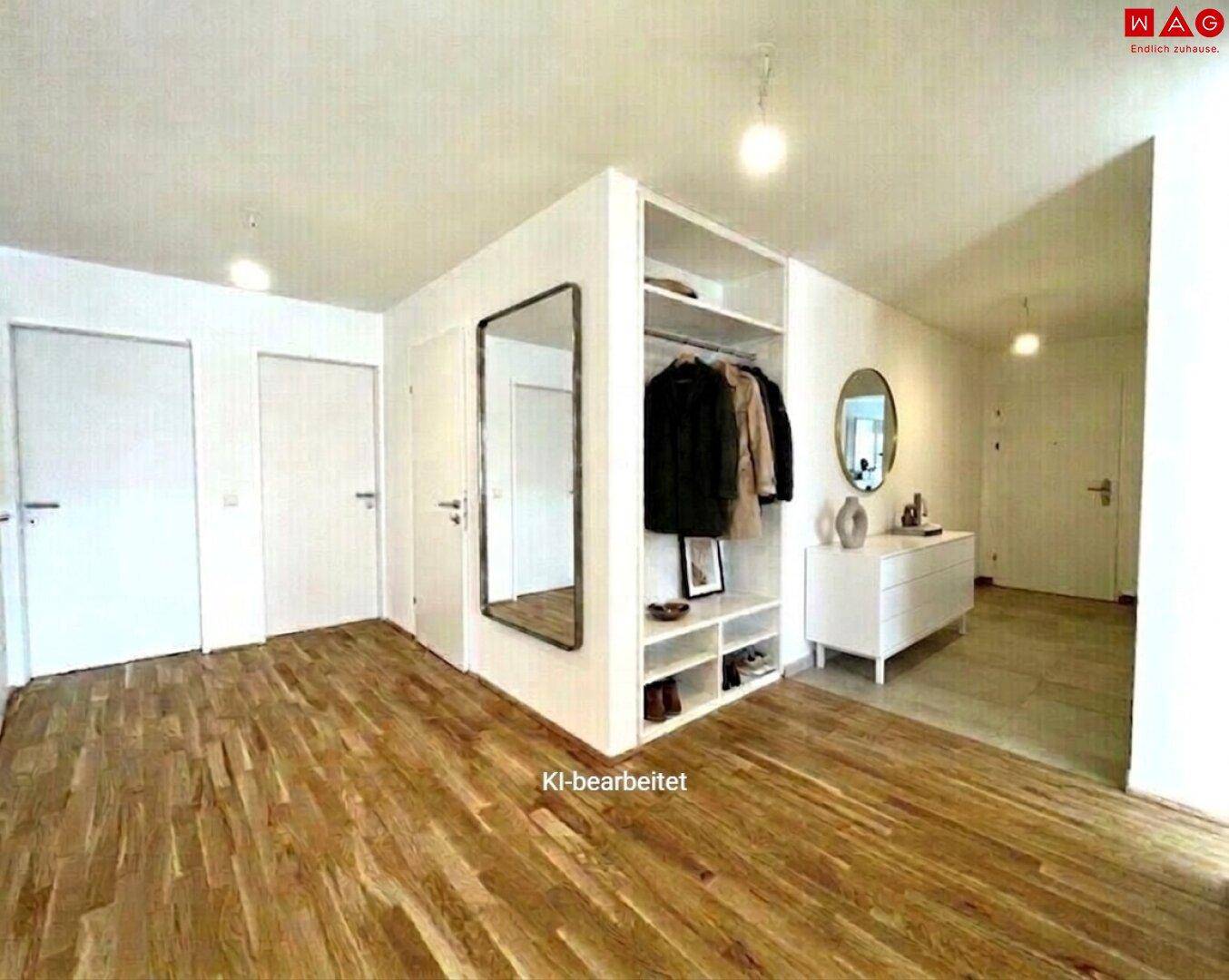Heller Flur mit Holzboden, integriertem Garderobenschrank und mehreren Türen zu angrenzenden Räumen.